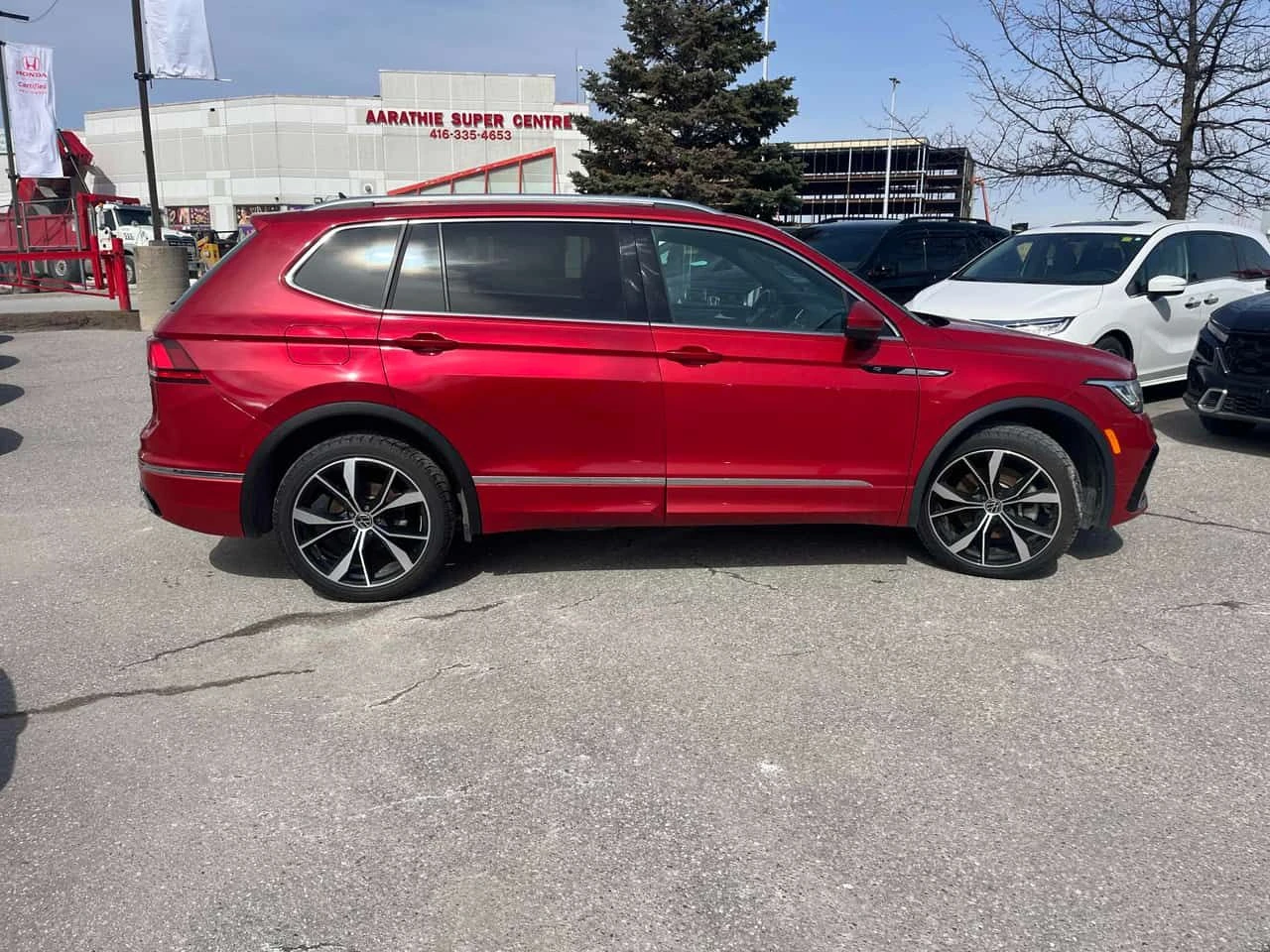VW Tiguan * Highline R Line * ПАНО* ПОДГРЕВ* KEYLESS* , снимка 3 - Автомобили и джипове - 53966573
