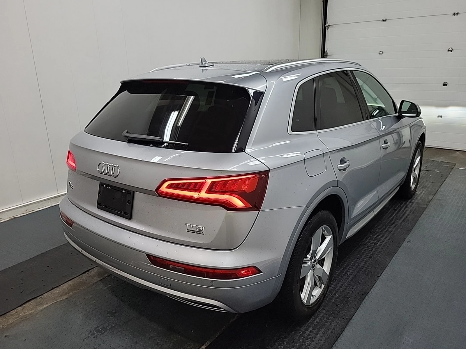 Audi Q5 * TECHNIK * 360КАМЕРИ* ПОДГРЕВ* ДВА КЛЮЧА* , снимка 3 - Автомобили и джипове - 56082787