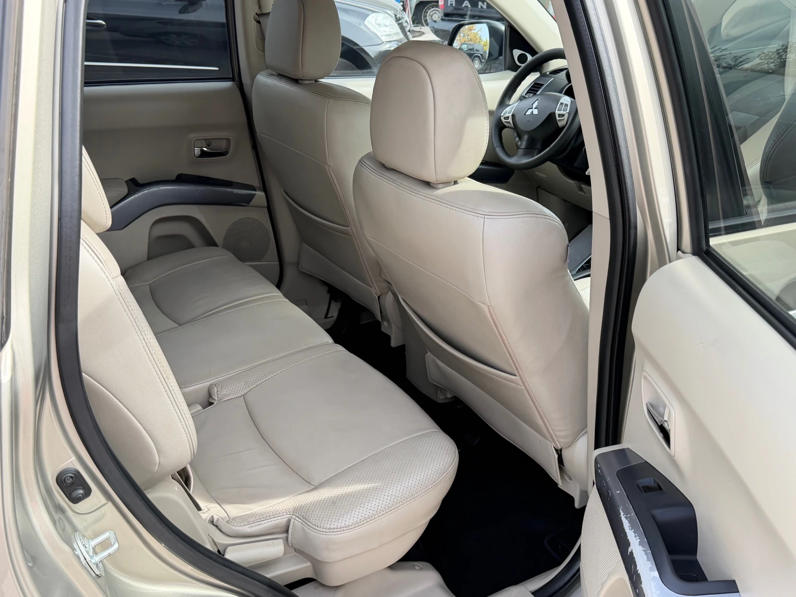 Mitsubishi Outlander 2.4/уникат, снимка 13 - Автомобили и джипове - 56643268