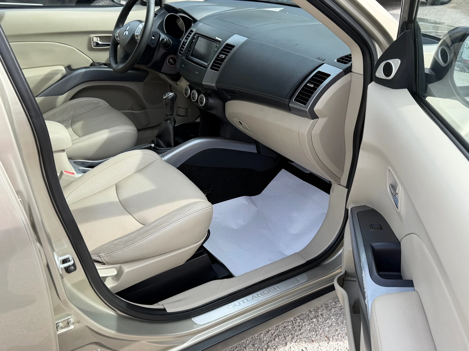 Mitsubishi Outlander 2.4/уникат, снимка 14 - Автомобили и джипове - 56643268