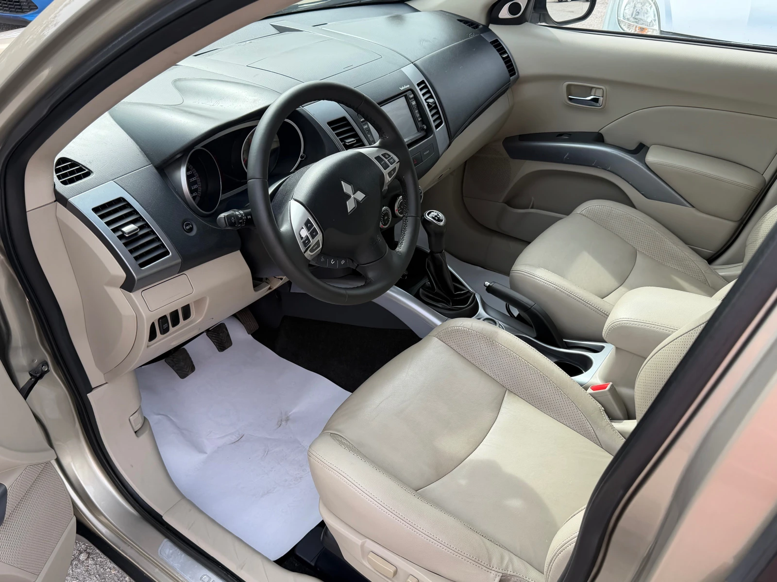 Mitsubishi Outlander 2.4/уникат, снимка 8 - Автомобили и джипове - 56643268