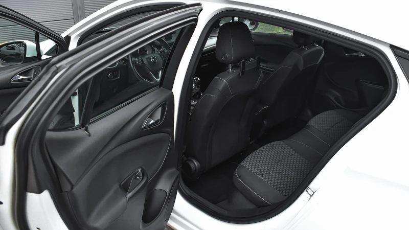 Opel Astra 1.4 Turbo Enjoy, снимка 9 - Автомобили и джипове - 52833283