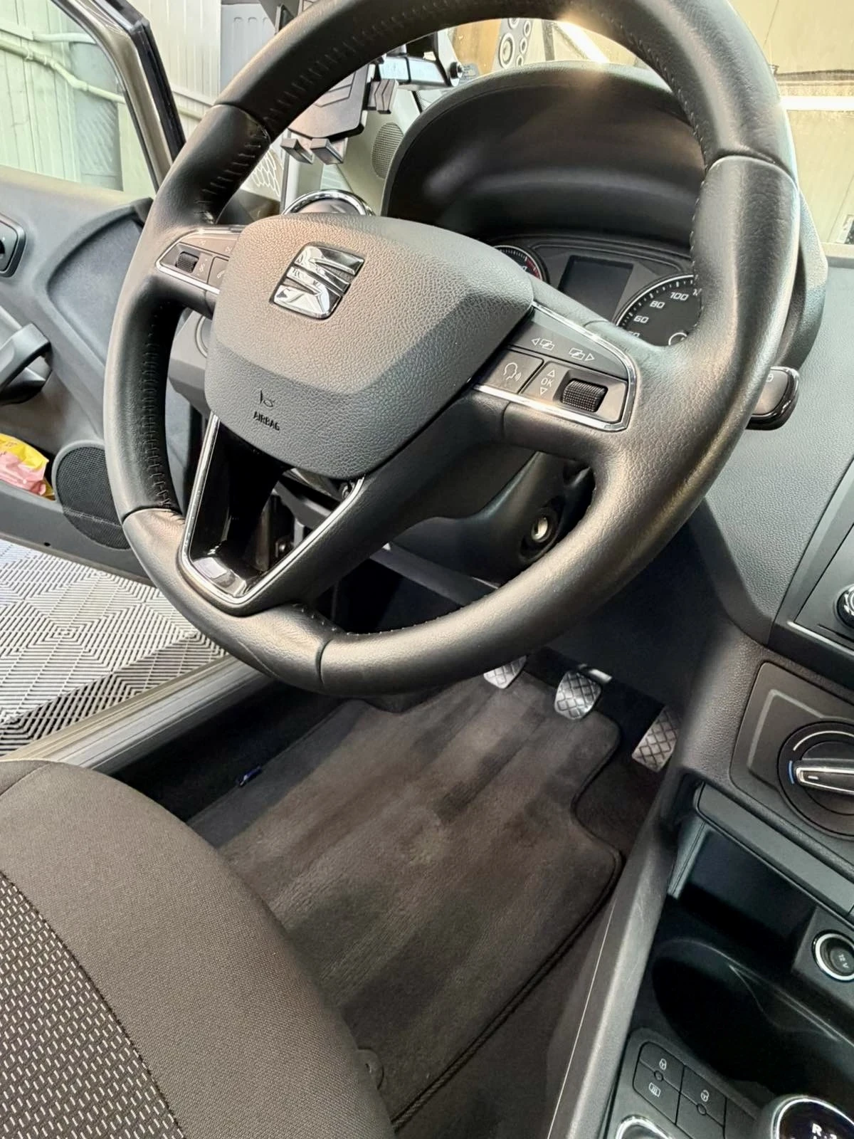 Seat Ibiza 1.0 TSI, снимка 4 - Автомобили и джипове - 54304018