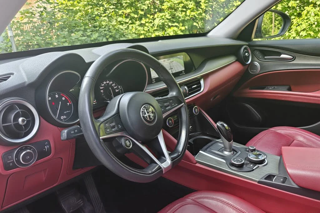Alfa Romeo Stelvio Ti Sport AWD* HARMAN KARDON* PANORAMA* KEYLESS* , снимка 9 - Автомобили и джипове - 54493371