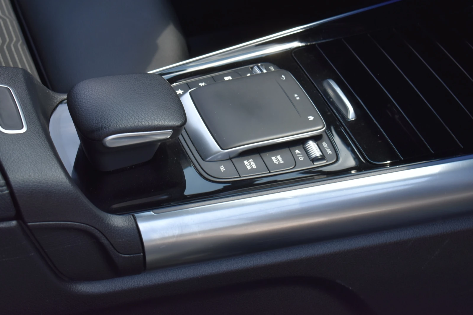 Mercedes-Benz GLA 200 PLUG-IN-HYBRID, снимка 11 - Автомобили и джипове - 54675273