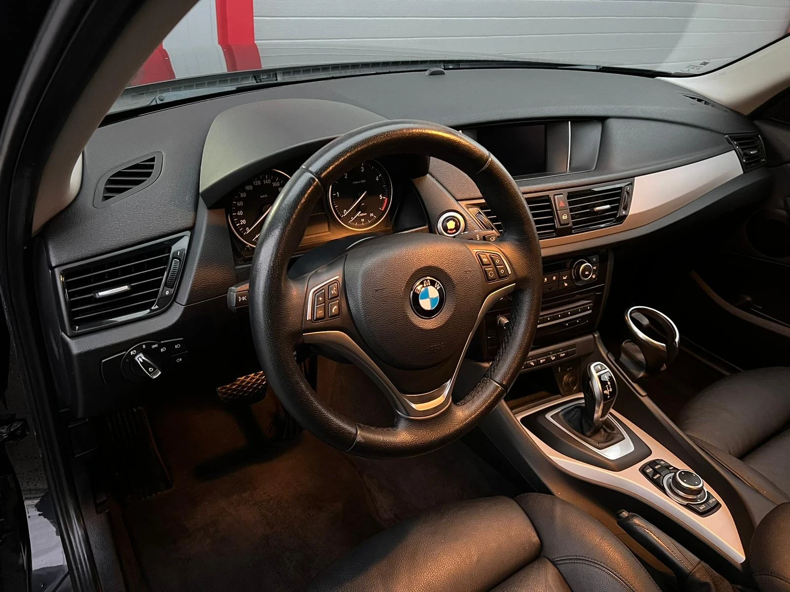 BMW X1 2.0D AUTOMATIK X-DRIVE NAVI LEDER EVRO 5B ЛИЗИНГ!!, снимка 12 - Автомобили и джипове - 56068654