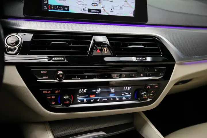 BMW 550 M PACKAGE| DISTRONIC| MASSAGE| HUD| 360| H/K, снимка 17 - Автомобили и джипове - 55047455