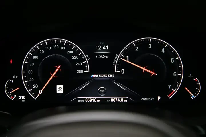 BMW 550 M PACKAGE| DISTRONIC| MASSAGE| HUD| 360| H/K, снимка 14 - Автомобили и джипове - 55047455