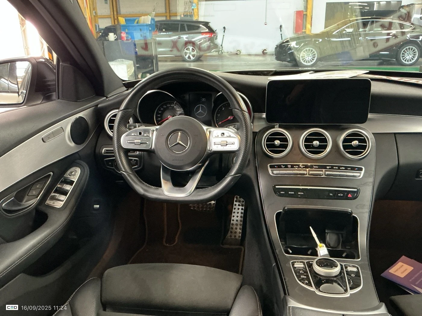 Mercedes-Benz C 180 d * Оригинален AMG Пакет * 9G * Carplay * Camera - изображение 8