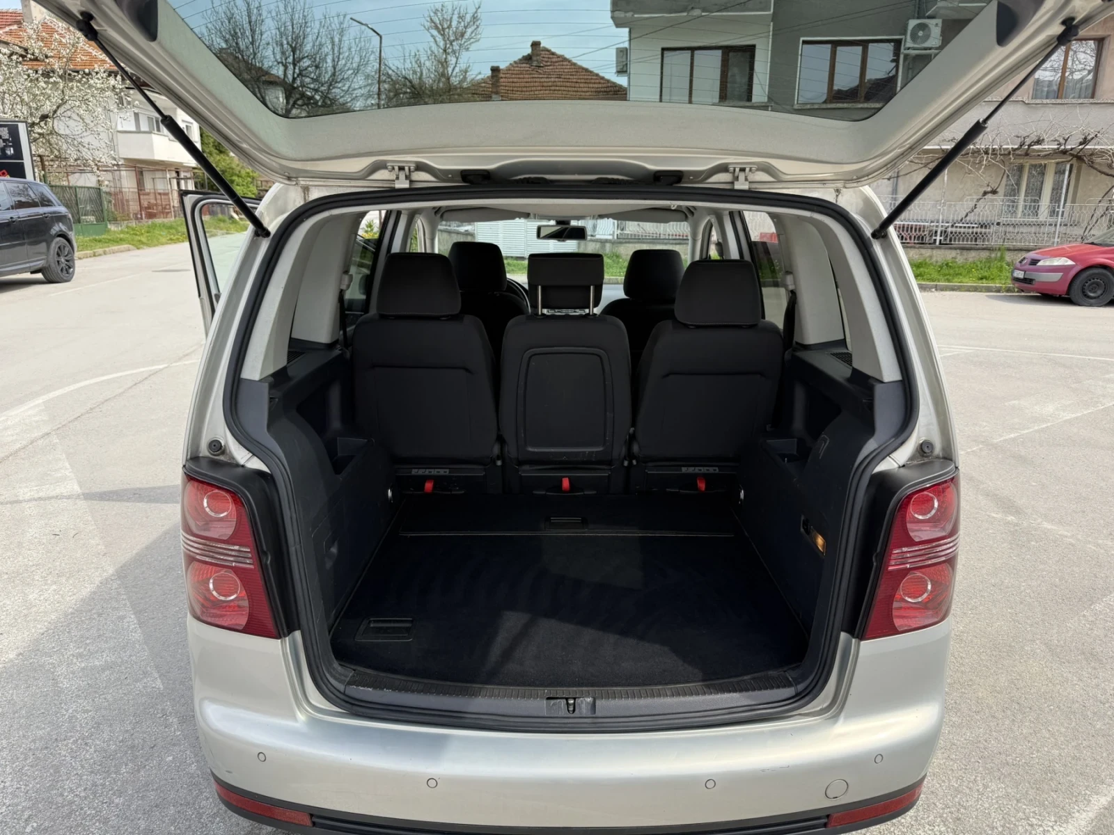 VW Touran 1.9 TDI, снимка 9 - Автомобили и джипове - 54258983