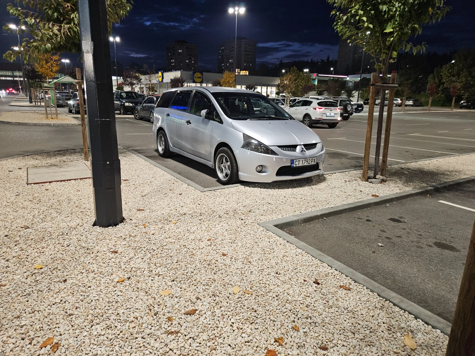 Mitsubishi Grandis 2.4 , снимка 12 - Автомобили и джипове - 54387913