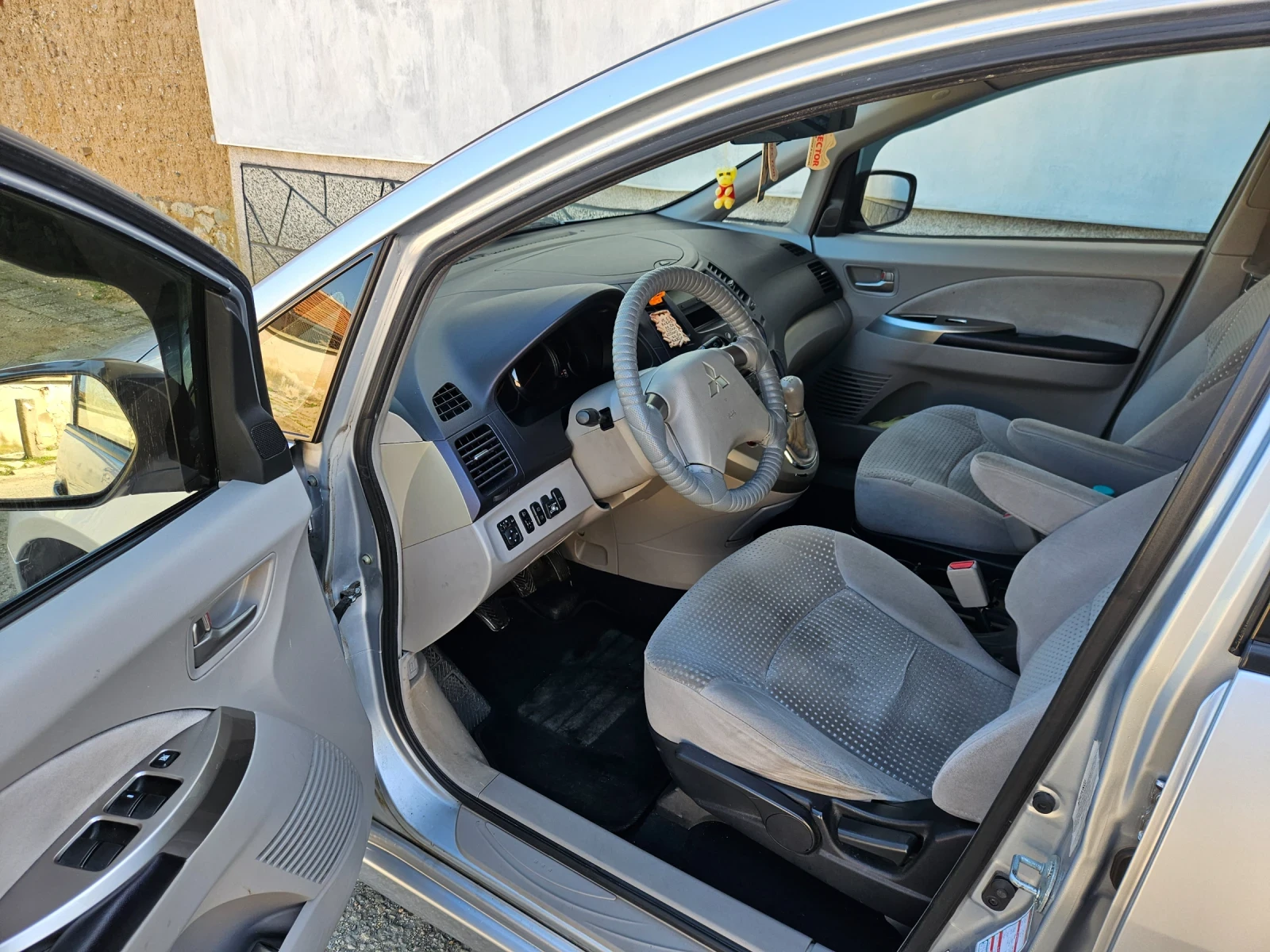 Mitsubishi Grandis 2.4 , снимка 11 - Автомобили и джипове - 54387913