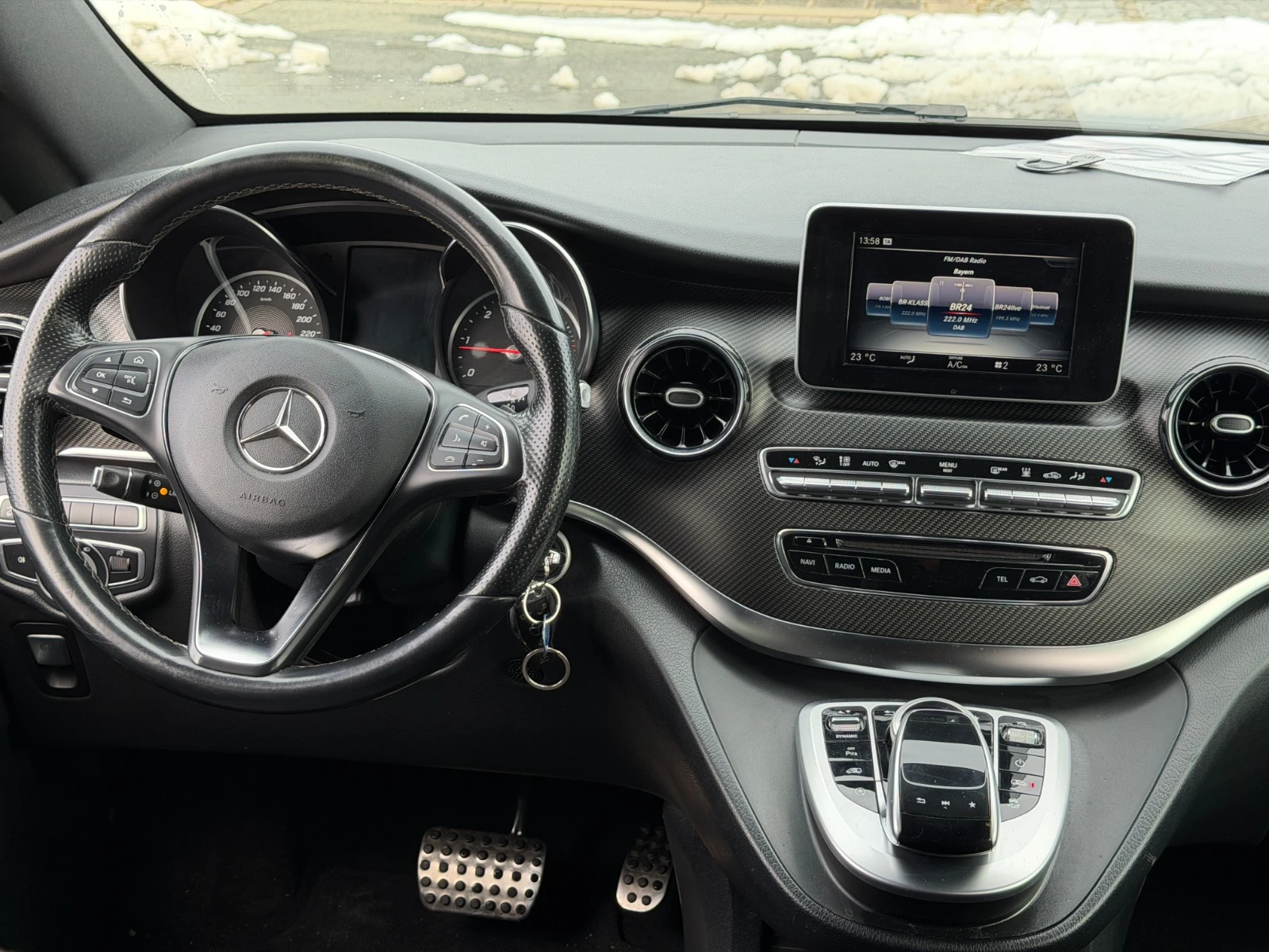 Mercedes-Benz V V300/4matic/9G tronic/ПЪЛНА ИСТОРИЯ/BURMESTER/AMG, снимка 6 - Бусове и автобуси - 53871326