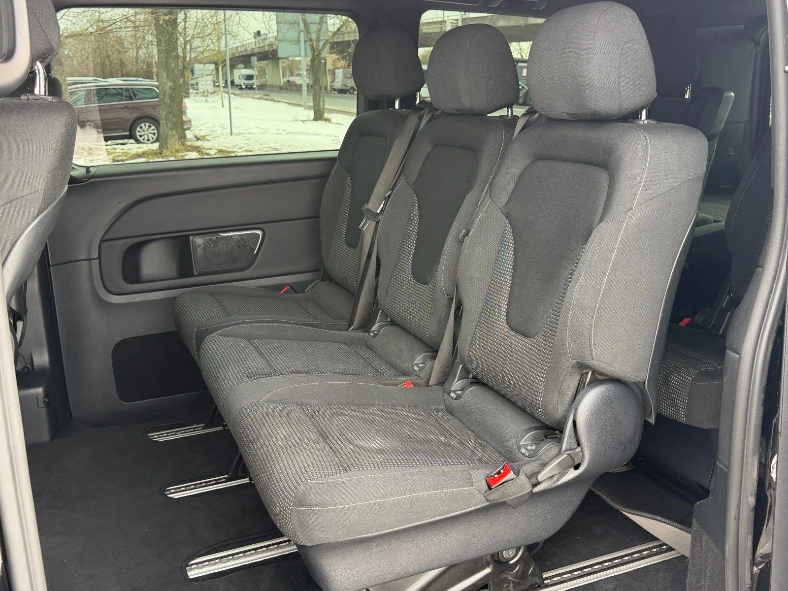 Mercedes-Benz V V300/4matic/9G tronic/ПЪЛНА ИСТОРИЯ/BURMESTER/AMG, снимка 8 - Бусове и автобуси - 53871326