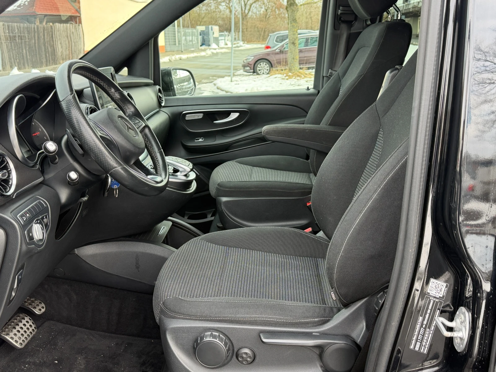 Mercedes-Benz V V300/4matic/9G tronic/ПЪЛНА ИСТОРИЯ/BURMESTER/AMG, снимка 7 - Бусове и автобуси - 53871326