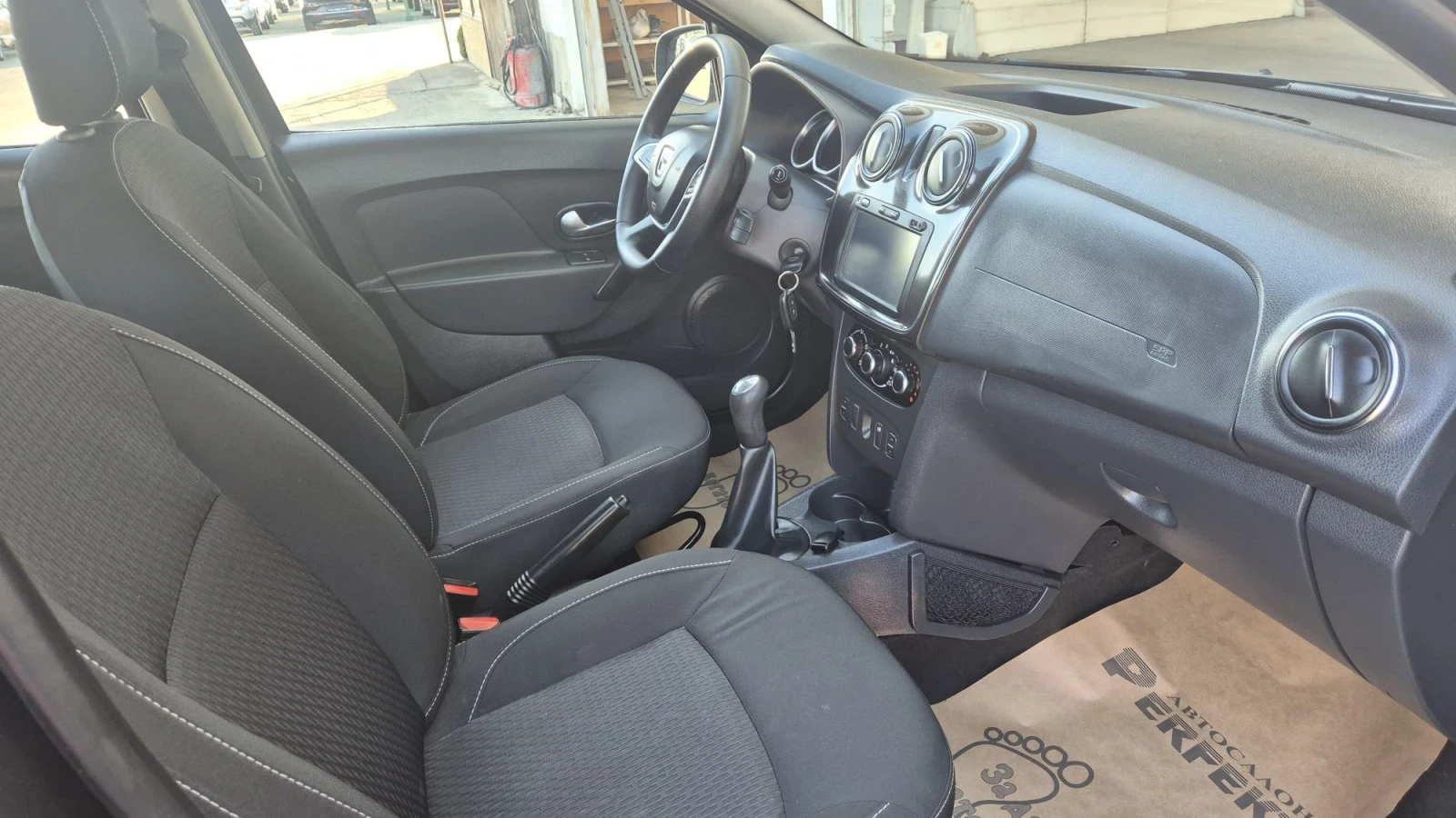 Dacia Logan 1.5dci 90к.с., снимка 14 - Автомобили и джипове - 56368941