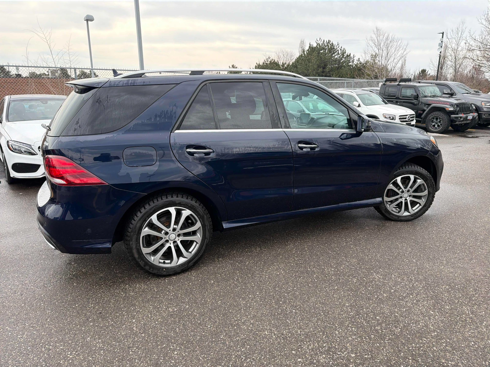 Mercedes-Benz GLE 350 AMG* PACK* HARMON* KARDON* ПОДГРЕВ* КАМЕРА* КЕЙЛЕС, снимка 2 - Автомобили и джипове - 53996601