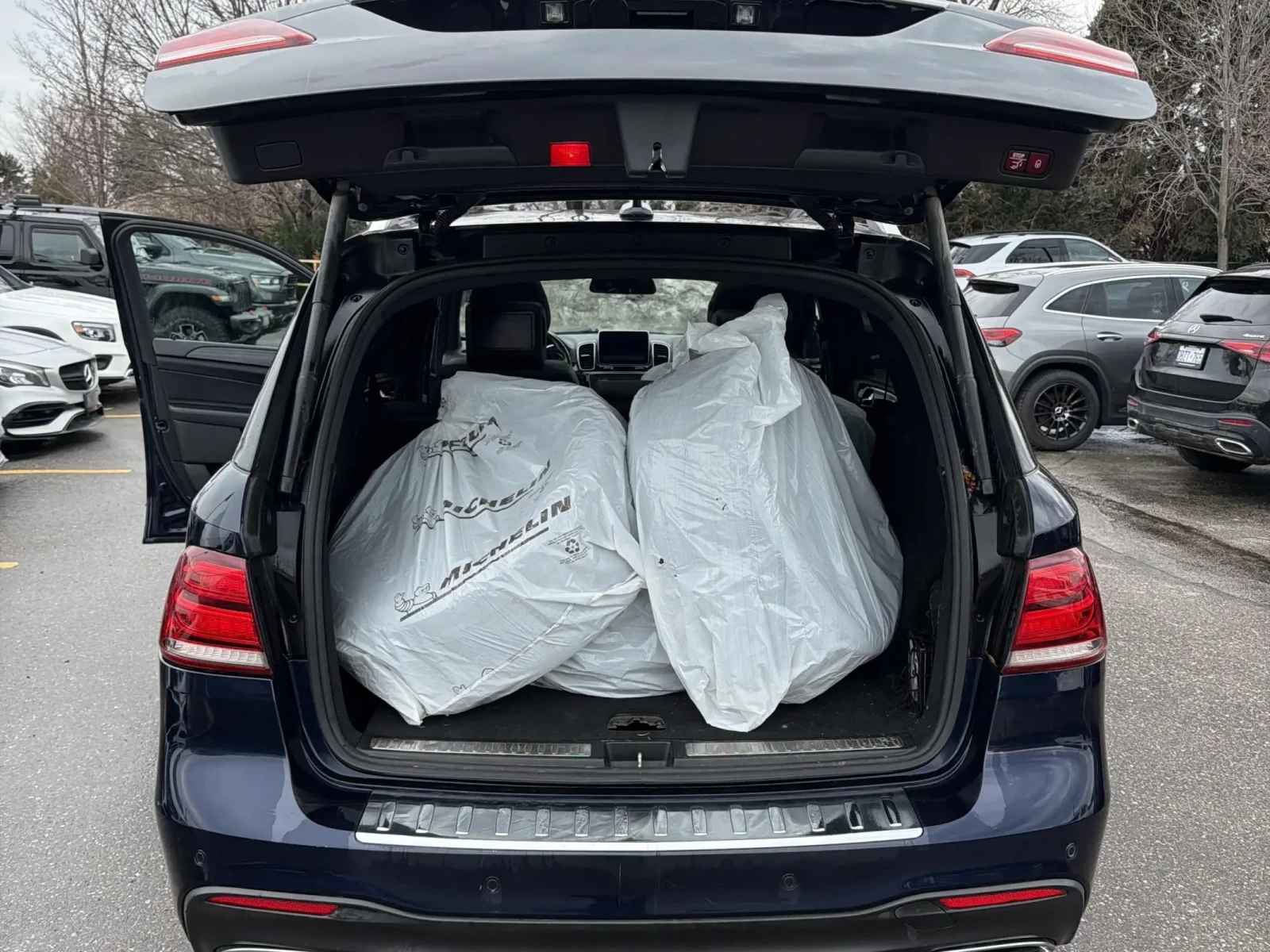 Mercedes-Benz GLE 350 AMG* PACK* HARMON* KARDON* ПОДГРЕВ* КАМЕРА* КЕЙЛЕС, снимка 15 - Автомобили и джипове - 53996601