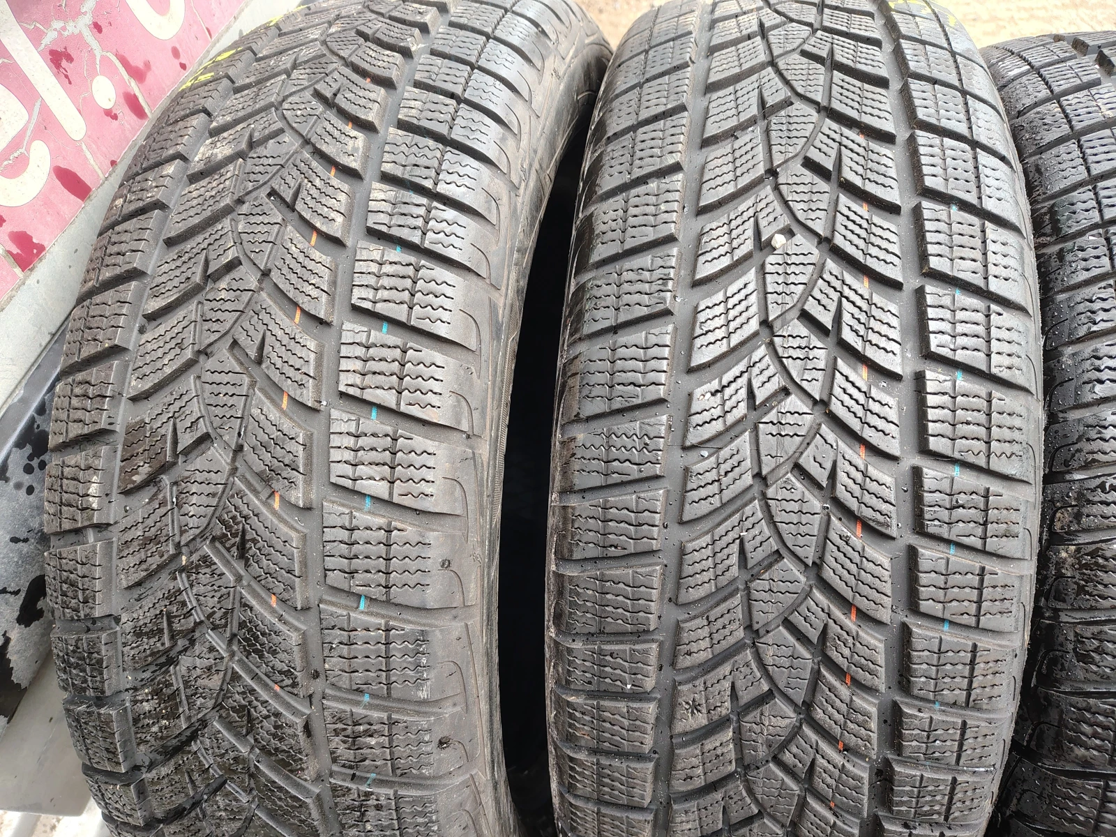 Гуми Зимни 225/60R18, снимка 2 - Гуми и джанти - 55841199