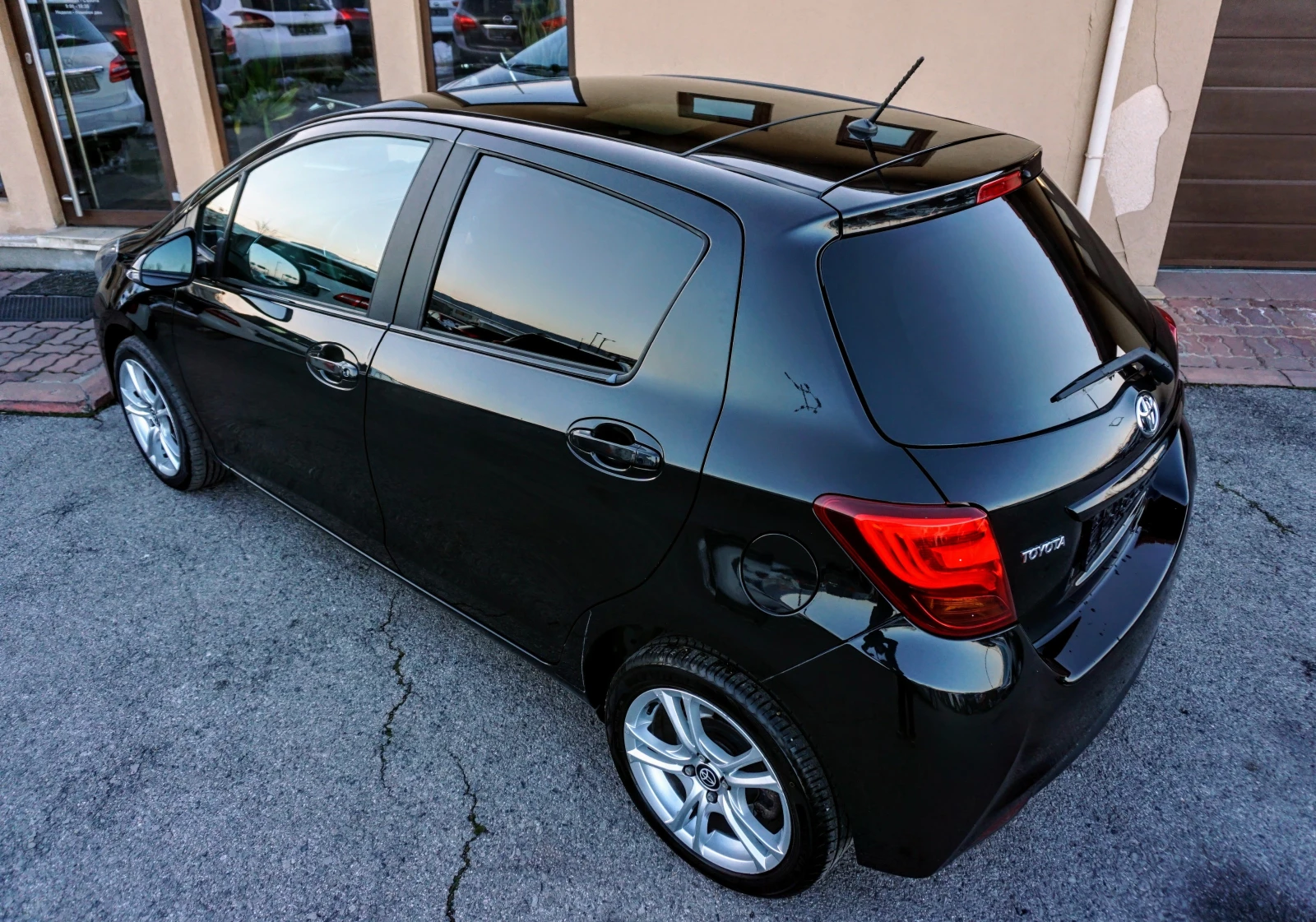 Toyota Yaris 1.4D-4D STYLE PANORAMIC ROOF - изображение 4