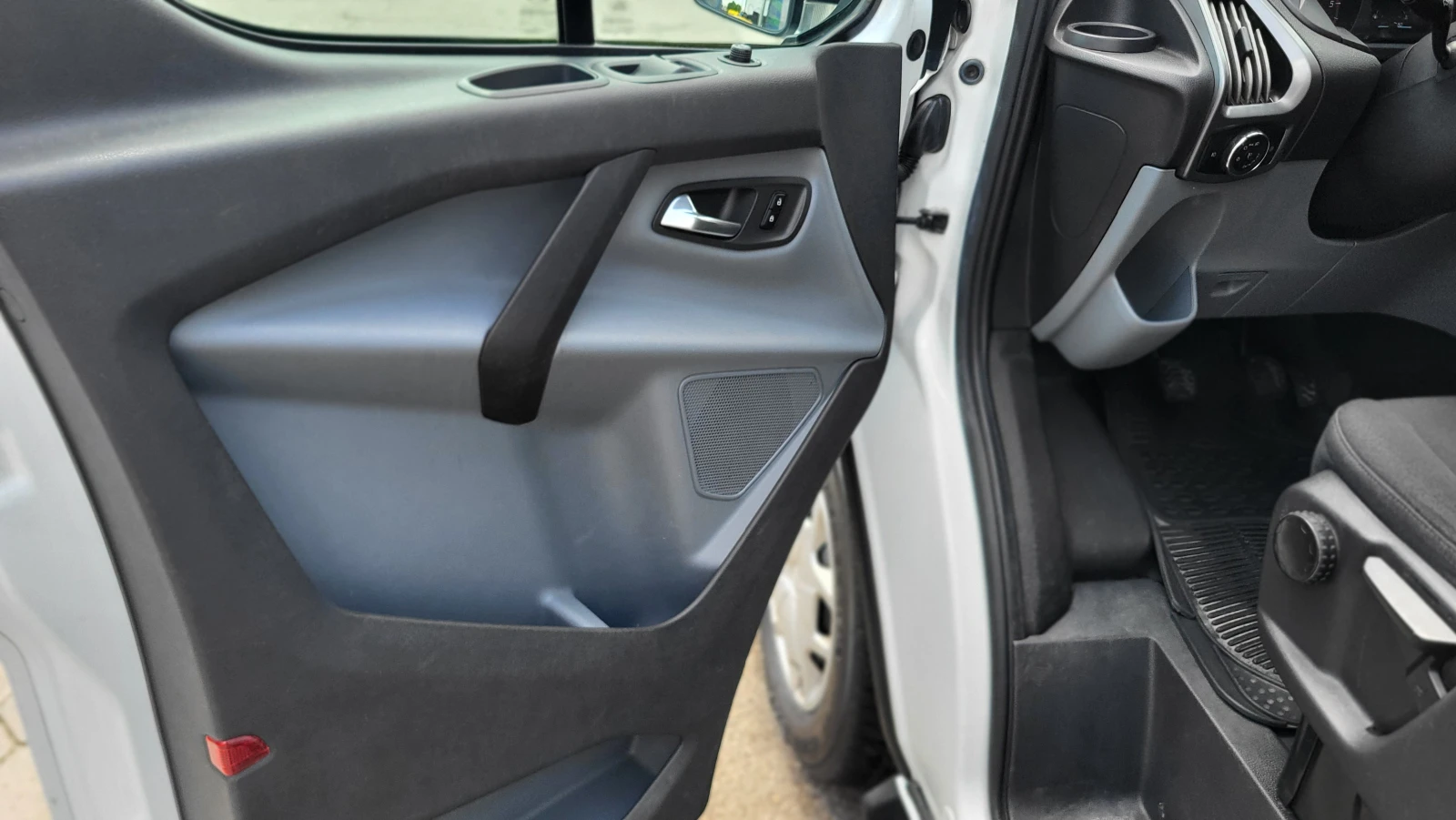 Ford Transit Custom 2.0 TDI, снимка 13 - Бусове и автобуси - 54736283
