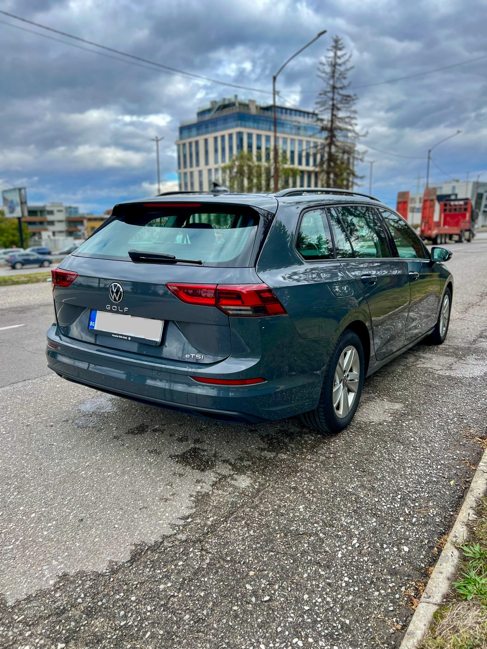 VW Golf  1.5 eTSI / VARIANT 8 LIFE/ В ГАРАНЦИЯ / DSG /  - изображение 4