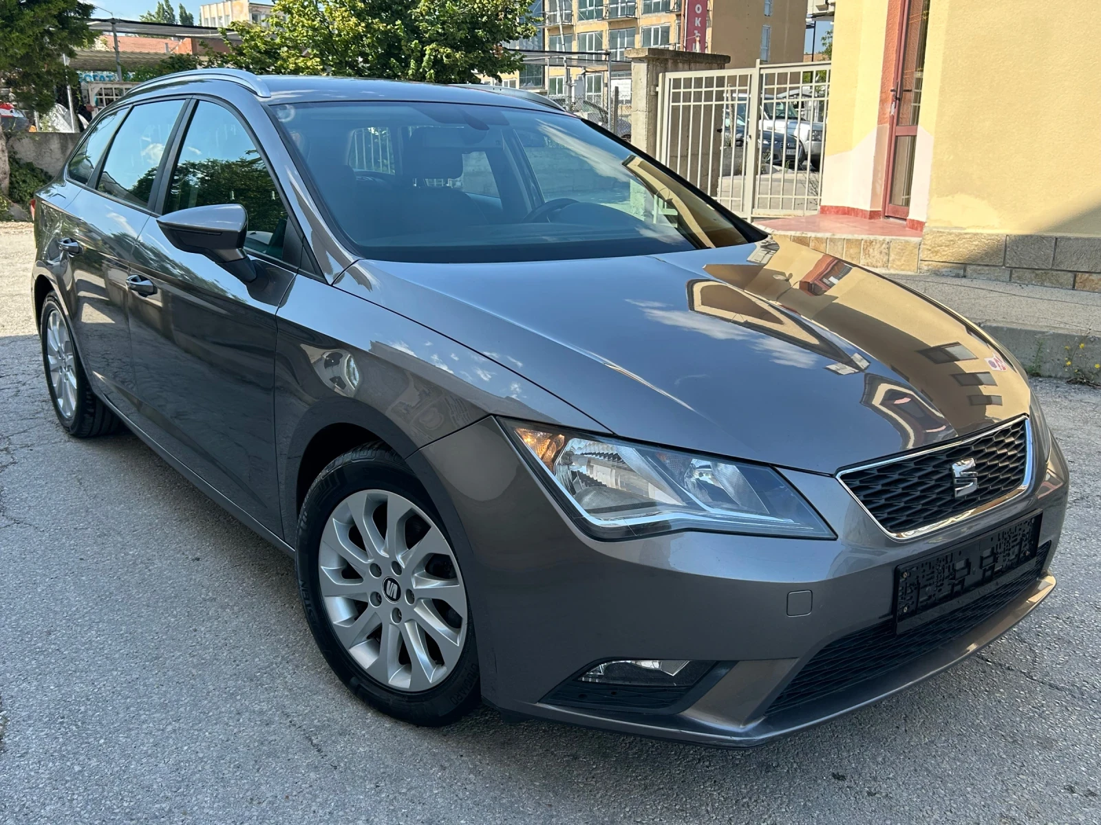 Seat Leon 1.6TDI * НАВИ* ЕВРО 5* , снимка 3 - Автомобили и джипове - 55644919