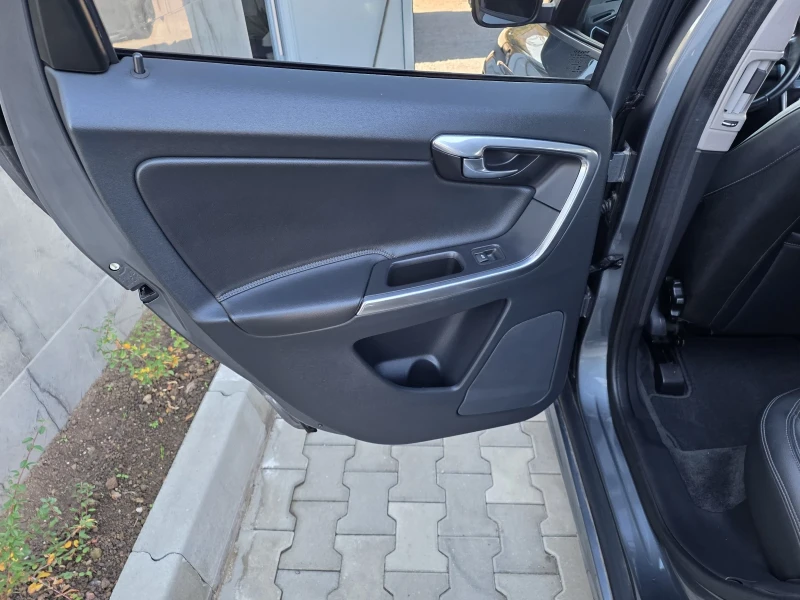 Volvo XC60 2.4D5 4x4, снимка 11 - Автомобили и джипове - 52256309