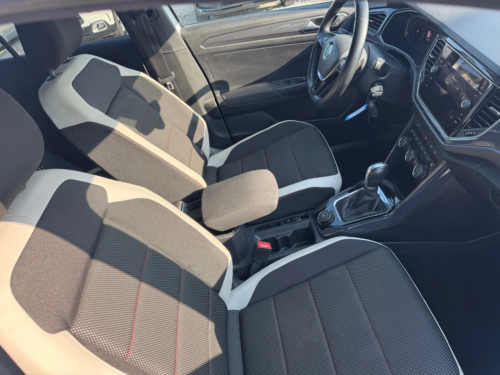 VW T-Roc 2.0i / 190ps / 4 mation / R line/ УНИКАТ, снимка 13 - Автомобили и джипове - 53880692