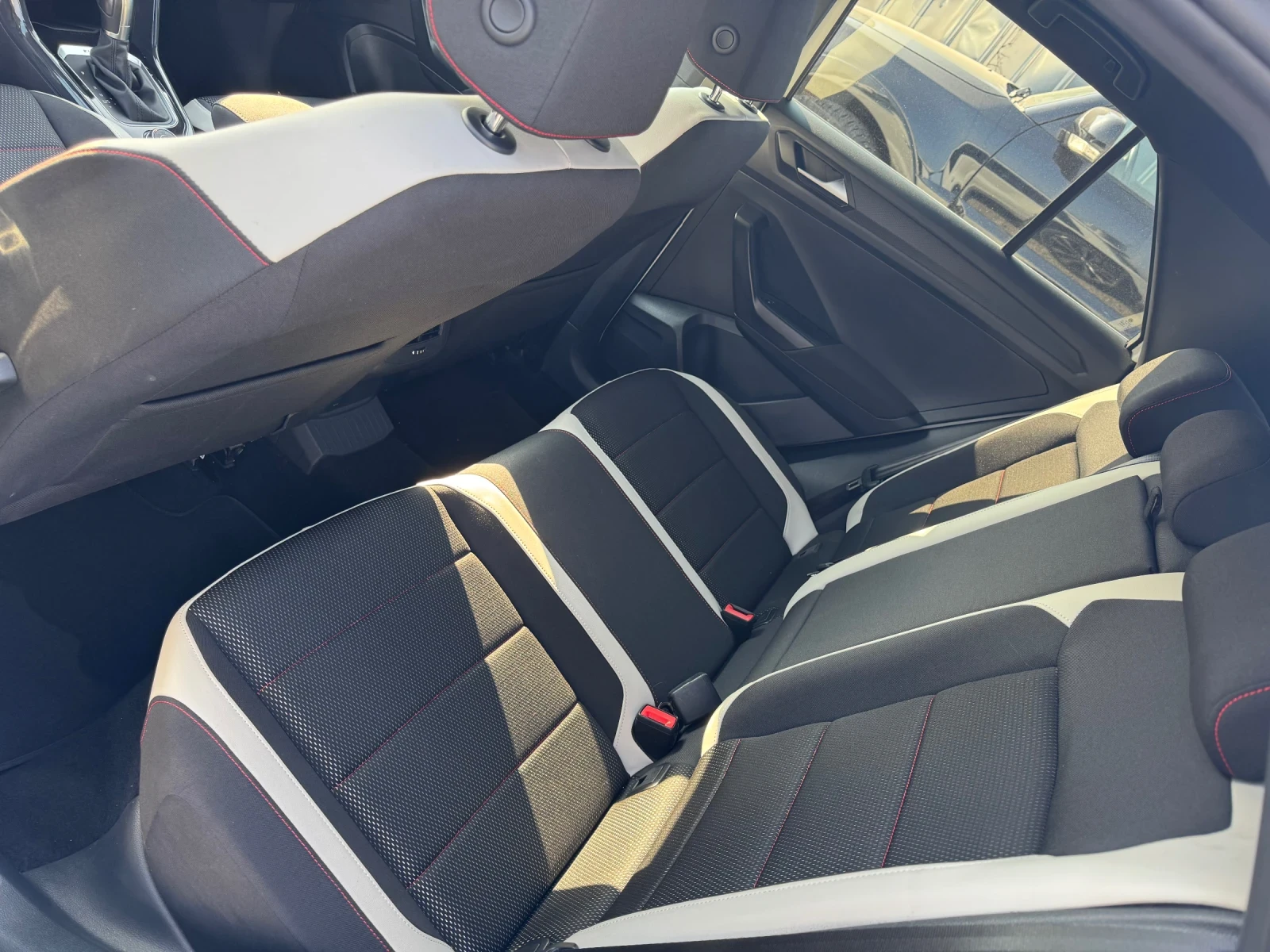 VW T-Roc 2.0i / 190ps / 4 mation / R line/ УНИКАТ, снимка 9 - Автомобили и джипове - 53880692