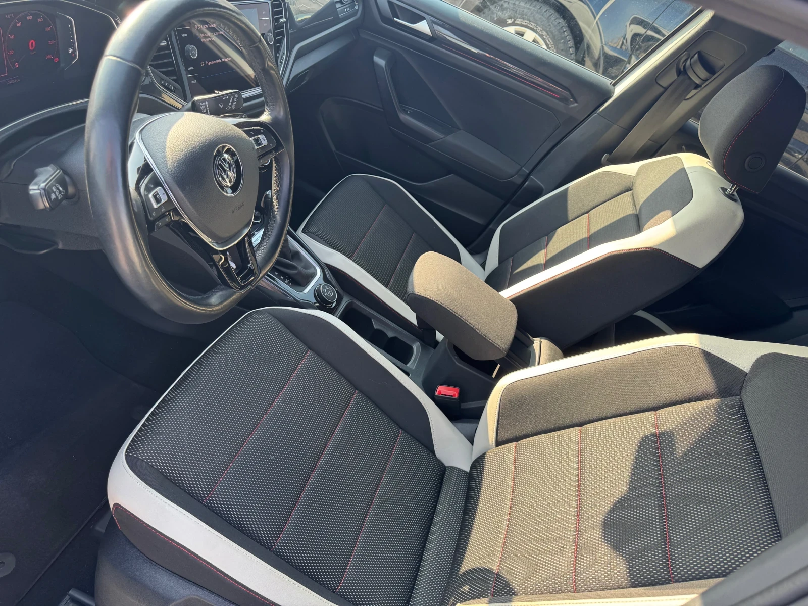 VW T-Roc 2.0i / 190ps / 4 mation / R line/ УНИКАТ, снимка 7 - Автомобили и джипове - 53880692