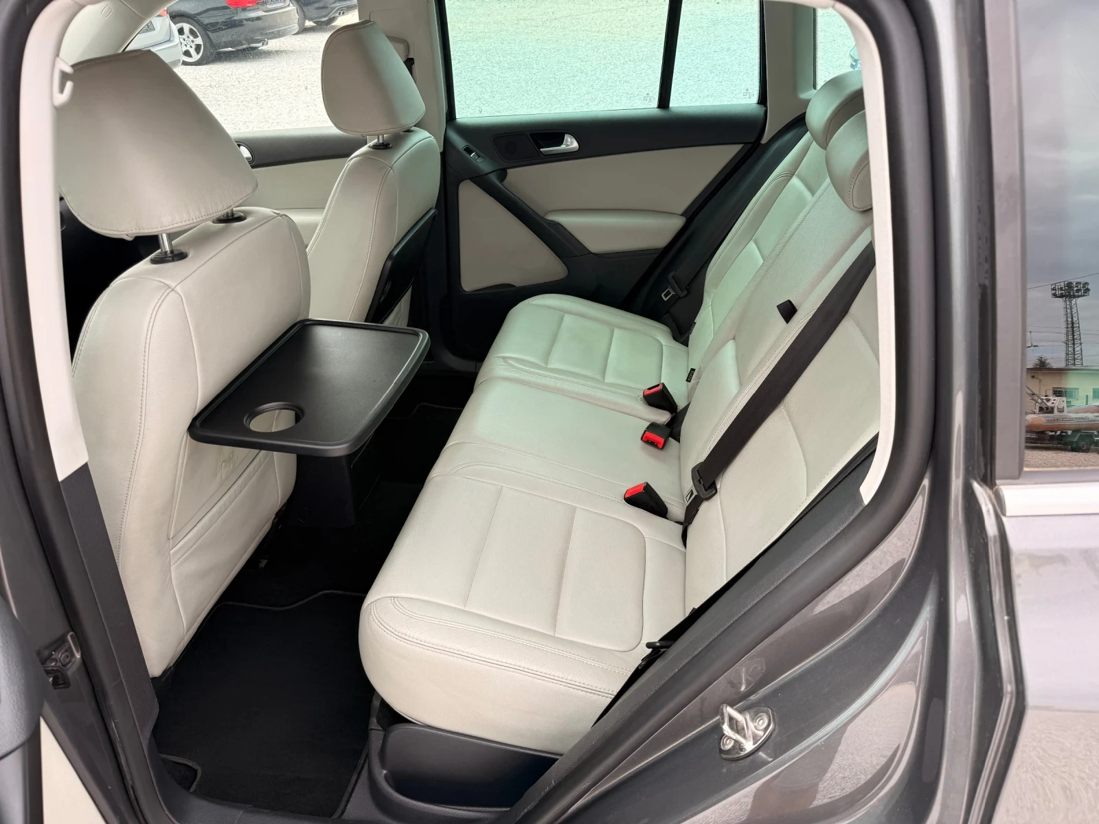 VW Tiguan 2.0 TDI DSG7 4x4 2011г, снимка 11 - Автомобили и джипове - 54482367