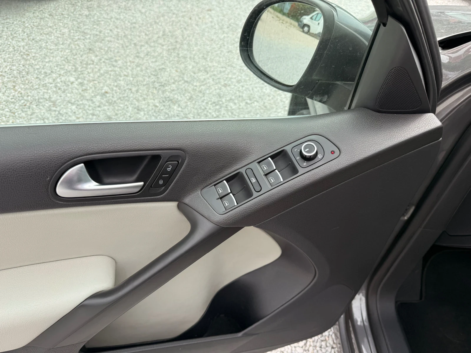 VW Tiguan 2.0 TDI DSG7 4x4 2011г, снимка 10 - Автомобили и джипове - 54482367