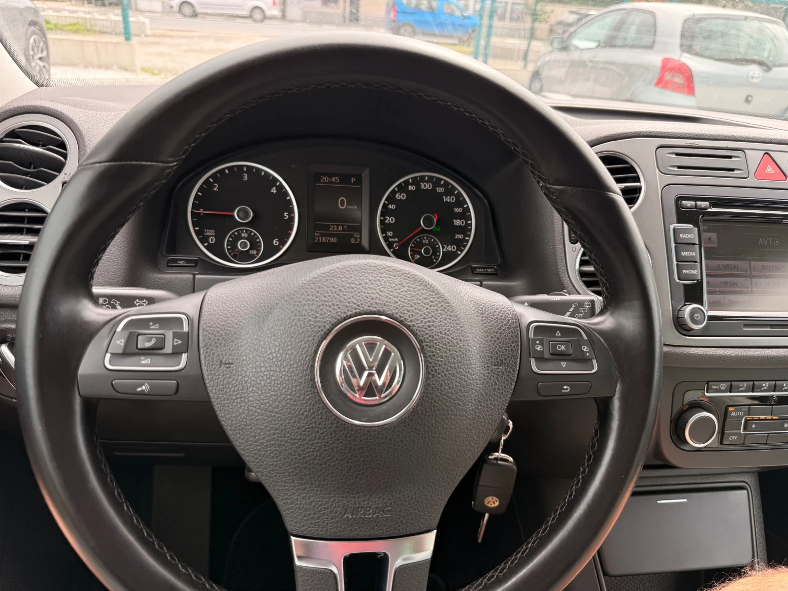VW Tiguan 2.0 TDI DSG7 4x4 2011г, снимка 6 - Автомобили и джипове - 54482367