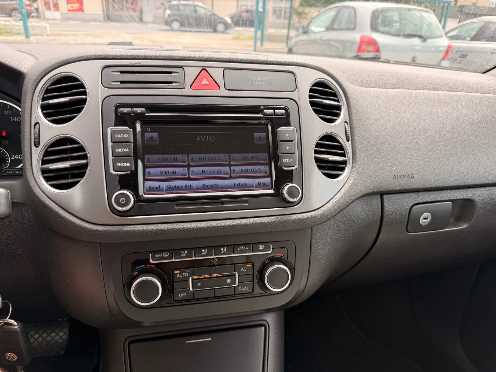 VW Tiguan 2.0 TDI DSG7 4x4 2011г, снимка 7 - Автомобили и джипове - 54482367