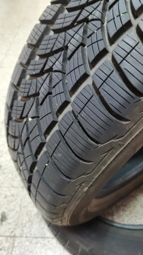 Гуми Зимни 235/60R18, снимка 2 - Гуми и джанти - 47608596