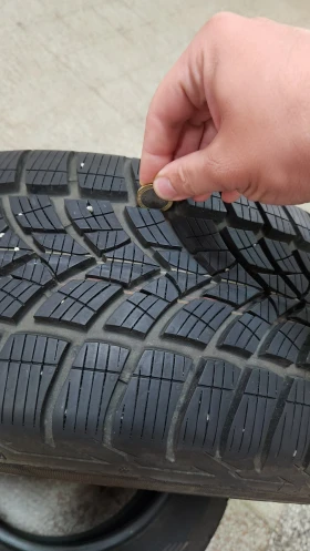 Гуми Зимни 235/60R18, снимка 3 - Гуми и джанти - 47608596