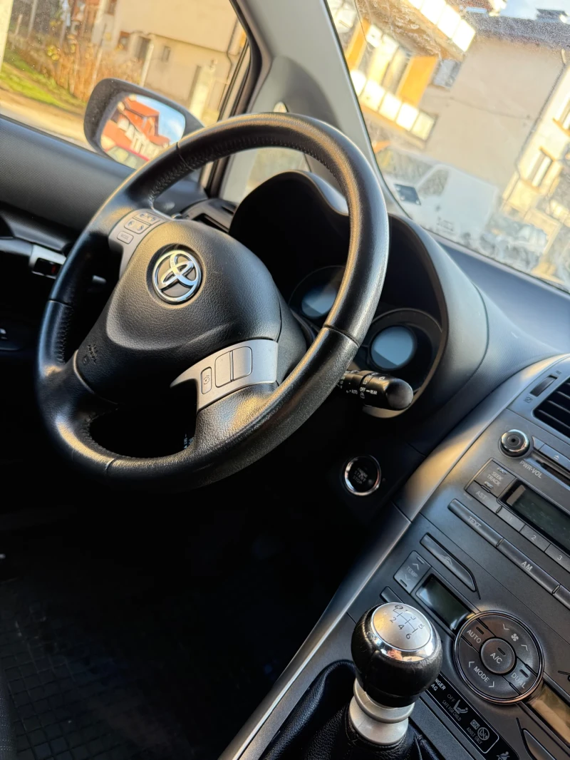 Toyota Auris, снимка 5 - Автомобили и джипове - 52848546