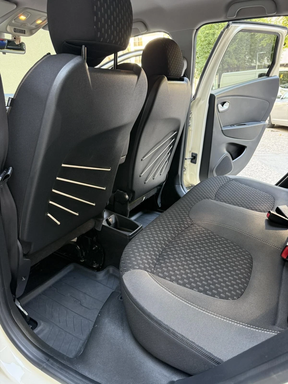 Renault Captur 1, 5 dCi EDC, снимка 10 - Автомобили и джипове - 55645488