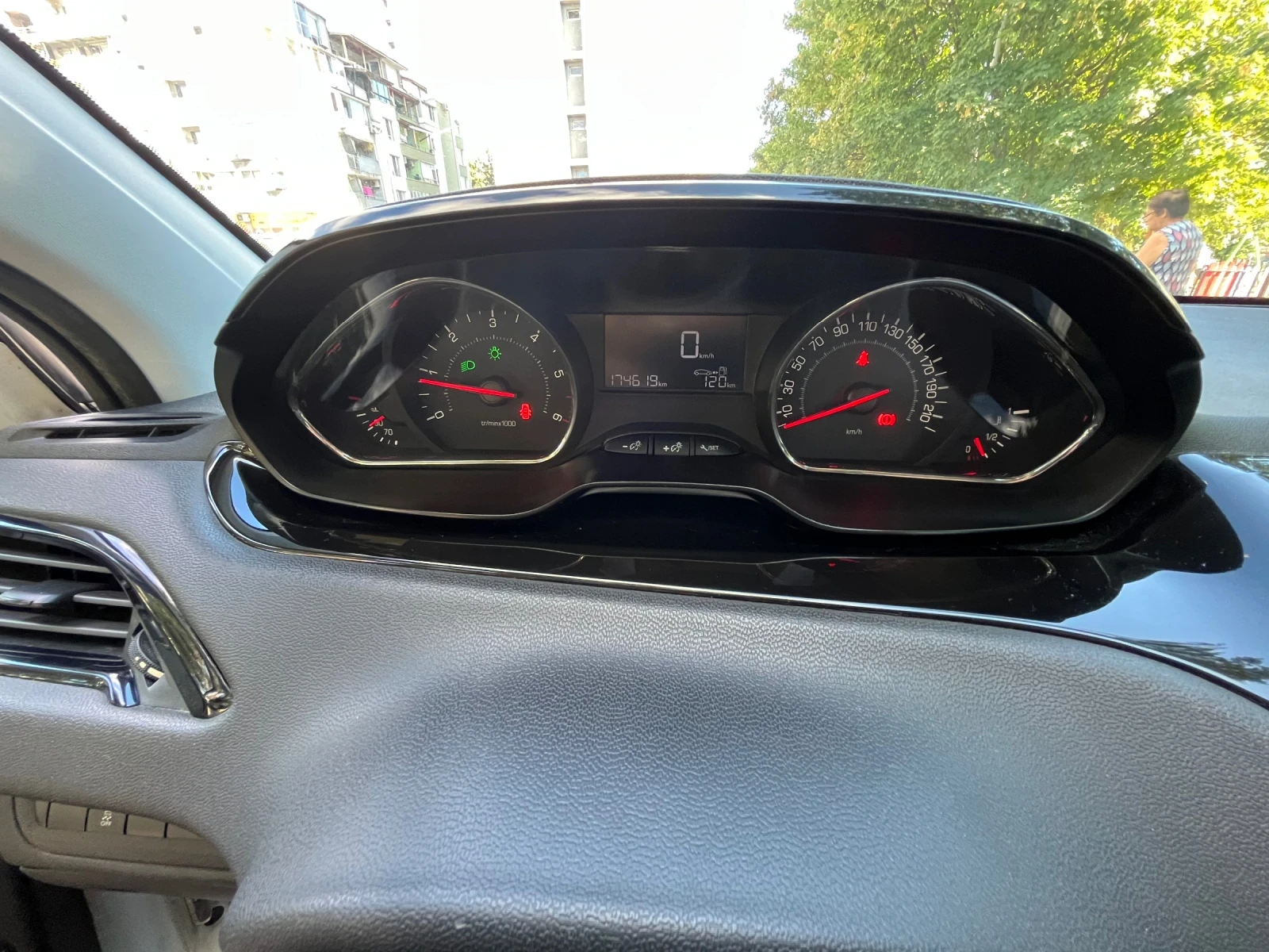 Peugeot 208, снимка 10 - Автомобили и джипове - 55752477