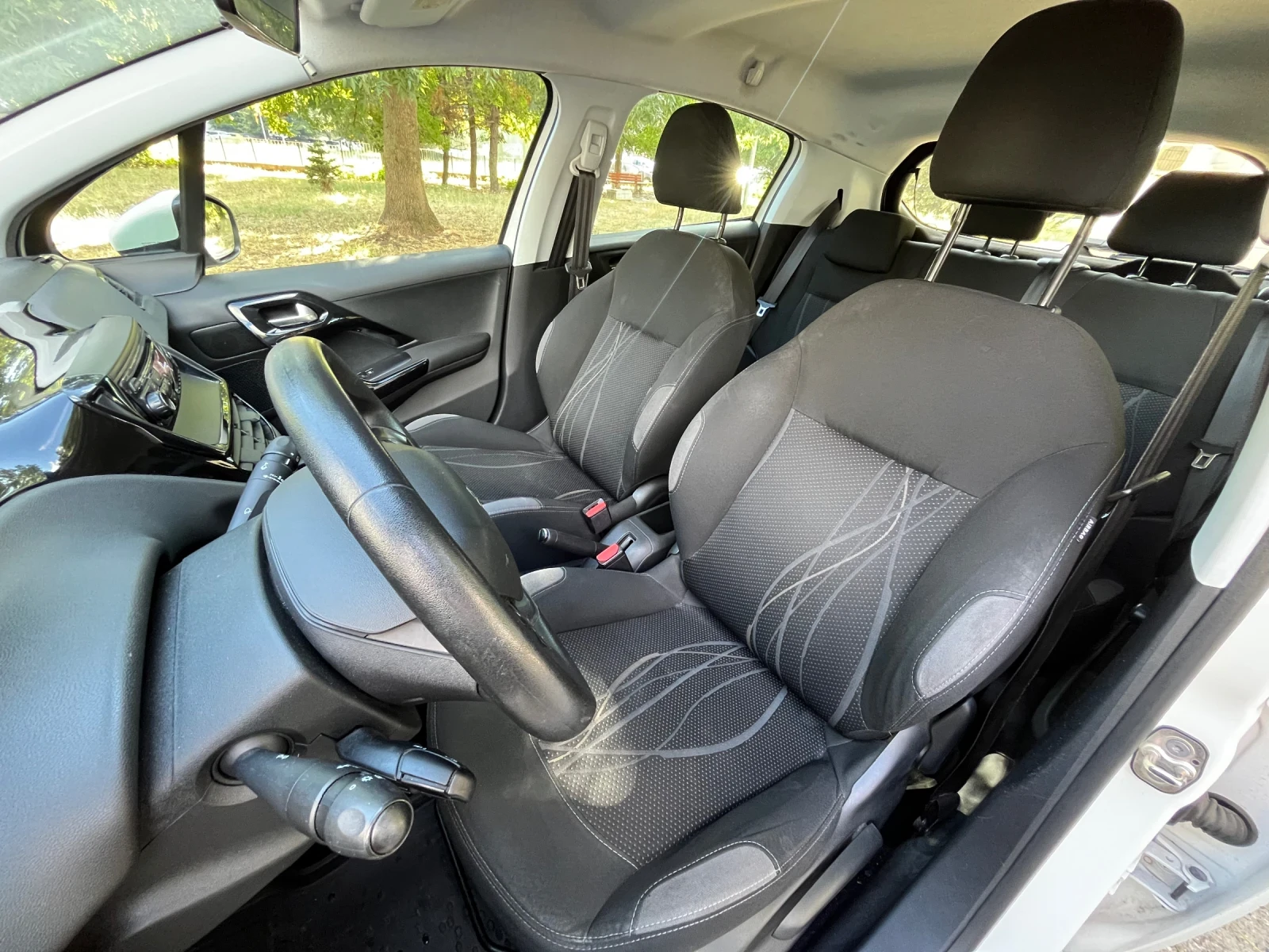 Peugeot 208, снимка 12 - Автомобили и джипове - 55752477