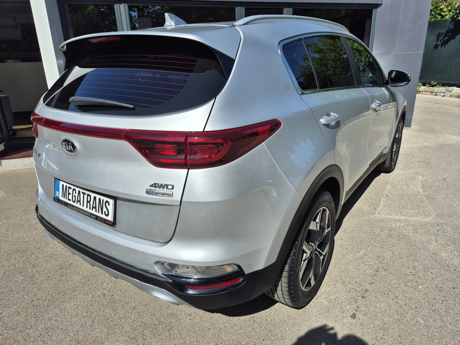 Kia Sportage 2.0 CRDI 4X4, снимка 4 - Автомобили и джипове - 55087387