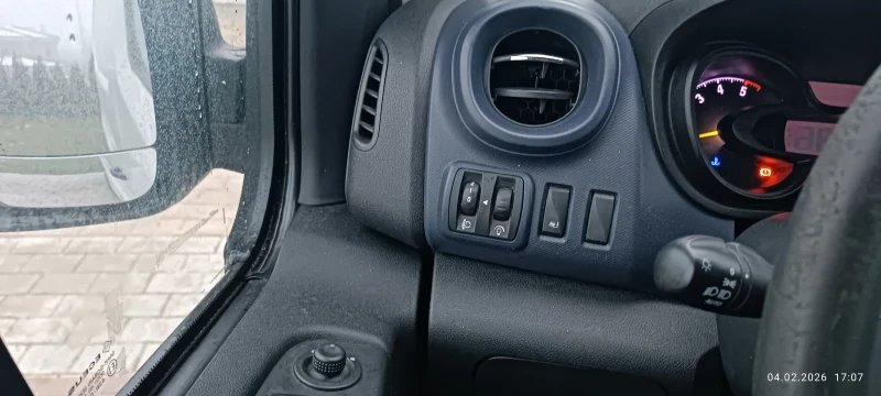 Opel Vivaro Товарен, снимка 8 - Бусове и автобуси - 53357086