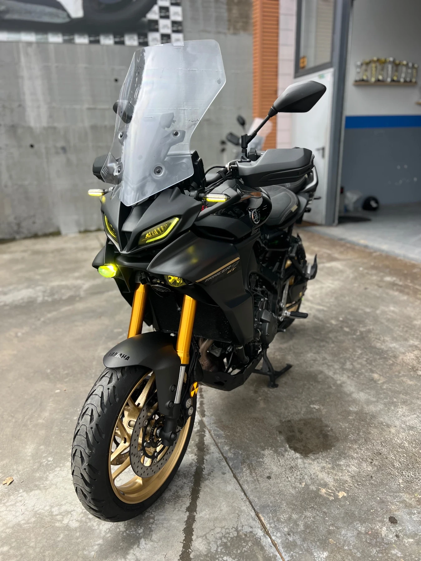 Yamaha Mt-09 TRACER 900GT BlackGold - изображение 6