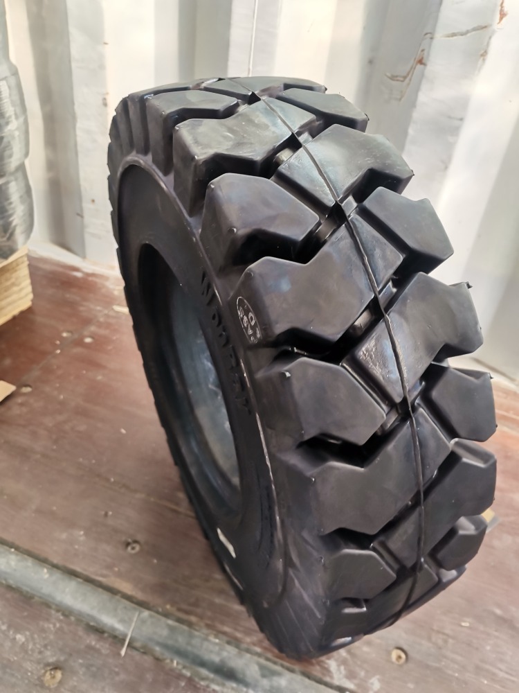 Мотокар Komatsu  нови гуми плътни, снимка 1 - Индустриална техника - 44172530