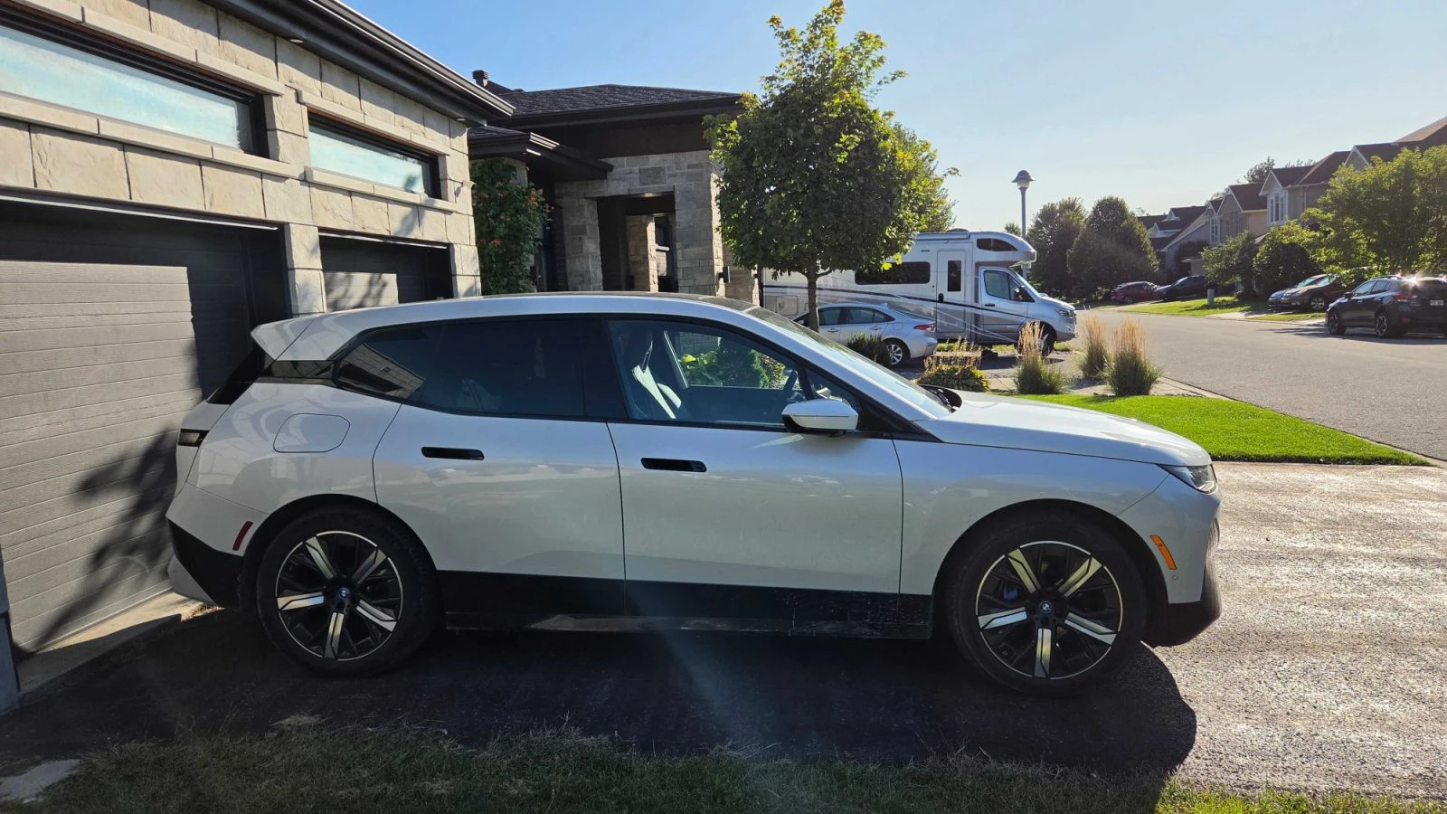 BMW iX M-Pack* Distr* 360* Вакуум* Въздух* Обдух, снимка 3 - Автомобили и джипове - 56203732
