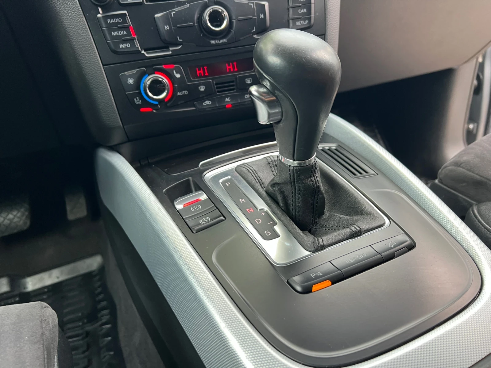 Audi Q5 S TRONIC/ALCANTARA/2РИ СОБСТВЕНИК/ИСТОРИЯ В AUDI, снимка 10 - Автомобили и джипове - 54424604