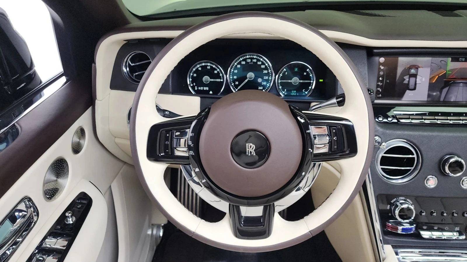Rolls-Royce Cullinan, снимка 13 - Автомобили и джипове - 56689656
