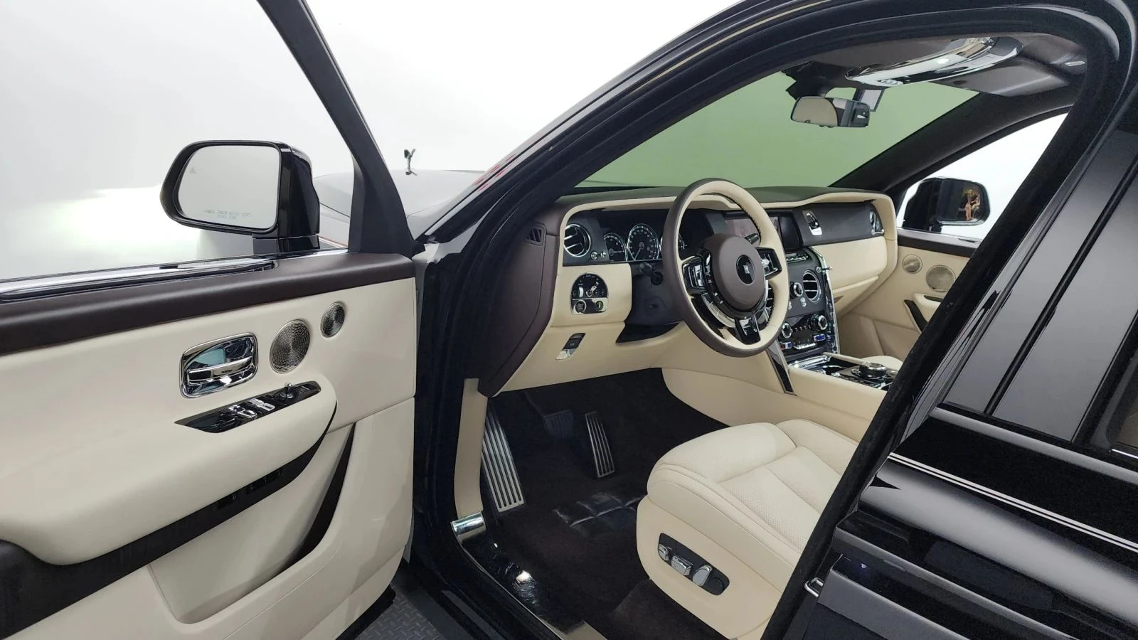 Rolls-Royce Cullinan, снимка 10 - Автомобили и джипове - 56689656