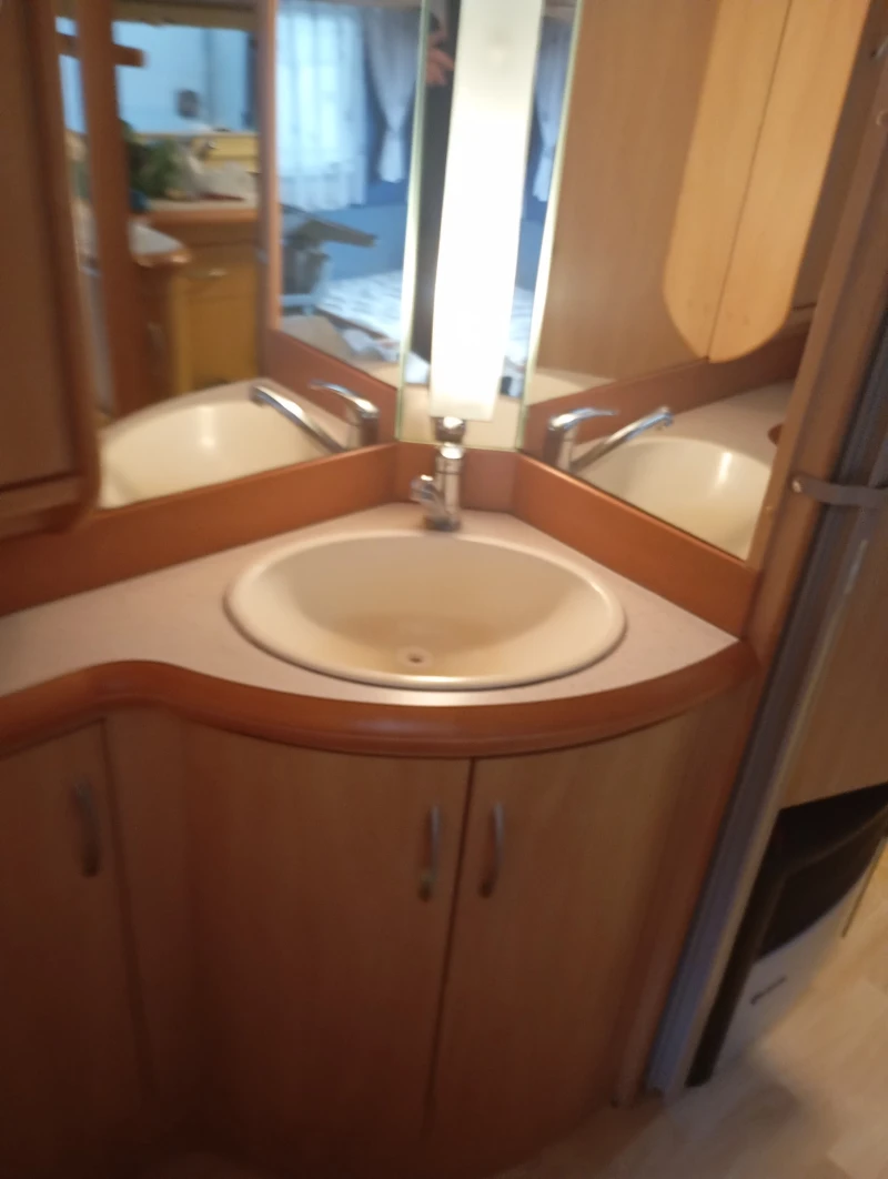 Каравана Hobby De Luxe Easy 460 UFE, снимка 9 - Каравани и кемпери - 53570985